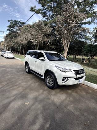 TOYOTA HILUX SW4 2.8 SRX 4X4 7 LUGARES 16V TURBO INTERCOOLER DIESEL 4P AUTOMÁTICO TOYOTA HILUX SW4 2.8 SRX 4X4 7 LUGARES 16V TURBO INTERCOOLER DIESEL 4P AUTOMÁTICO